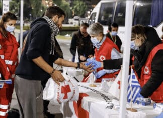 Ο Ε.Ε.Σ. ενισχύει τους αστέγους στο λιμάνι του Πειραιά την Μ. Πέμπτη (2/5)