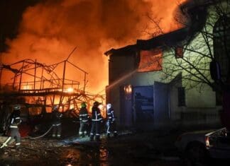 Ρωσικές αεροπορικές επιθέσεις προκάλεσαν πυρκαγιά σε βιομηχανική εγκατάσταση στο Κίεβο και αρκετούς τραυματισμούς