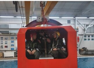 Εκπαίδευση στελέχους των ΕΔ της Τυνησίας στο Σχολείο Διαφυγής από Βυθιζόμενο Ελικόπτερο