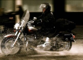 Οδηγώντας τη μηχανή χειμώνα με ασφάλεια