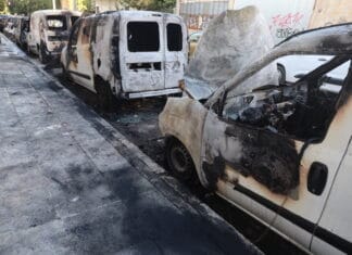 Άγνωστοι πυρπόλησαν οχήματα των ΕΛΤΑ στην Καλλιθέα