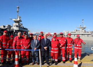 Ο Ε.Ε.Σ. με ναυαγοσωστικό σκάφος και διασωστικό ρομπότ (EMILY) στον εορτασμό των Θεοφανείων στον Πειραιά