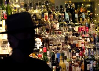 Τέλος στην πώληση αλκοόλ και τσιγάρων σε ανήλικους – Υποχρεωτική η επίδειξη ταυτότητας