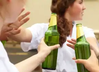 «Κόβεται» το αλκοόλ στους ανηλίκους και το τσιγάρο στους εξωτερικούς χώρους