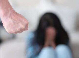 Aλλοδαπός χτυπούσε τη γυναίκα του ενώ κρατούσε στην αγκαλιά της, το 3χρονο παιδί τους