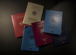 69χρονος αλλοδαπός διακινούσε πλαστά έγγραφα και φιλοξενούσε παράνομους μετανάστες σε “άτυπο ξενώνα” στην Καλλιθέα