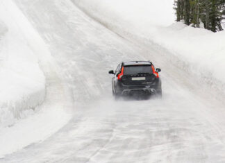 Oδήγηση σε πάγο ή χιόνι – Οι μεγάλοι κίνδυνοι και τι πρέπει να κάνουμε στις δύσκολες στιγμές