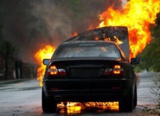 Τι να κάνετε αν πιάσει φωτιά το όχημά σας – Συμβουλές από την Πυροσβεστική Ακαδημία