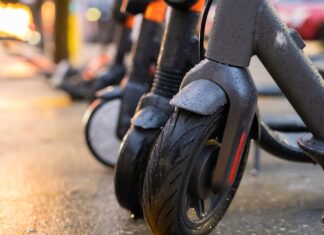 Ποιοι οδηγοί επιτρέπεται να μην φορούν κράνος – Εξαιρέσεις σε συγκεκριμένα ηλεκτρικά οχήματα