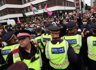 Συγκρούσεις κατά την διάρκεια διαδηλώσεων κατά των μεταναστών στο Μάντσεστερ και το Λονδίνο