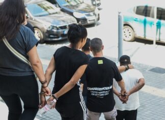 Προσωρινά κρατούμενοι η 24χρονη και ο 37χρονος σύντροφός της που κατηγορούνται για τον βιασμό της 10χρονης κόρης τη γυναίκας