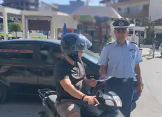 Η χρήση προστατευτικού κράνους στο επίκεντρο ενημερωτικής δράσης που υλοποίησε το Α.Τ. Τυρνάβου στην κεντρική πλατεία Τυρνάβου