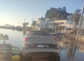 Πτώση ΙΧΕ οχήματος στη θάλασσα στην Πάτμο