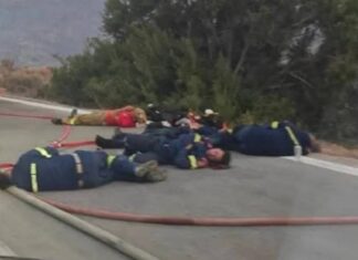 Συγκλονίζει η φωτογραφία πυροσβεστών από τη Χίο: Εξουθενωμένοι, ξεκουράζονται στον δρόμο