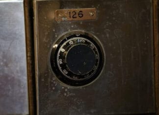 Ανάβυσσος: Διάρρηξη με λεία που ξεπερνά τις 230.000 ευρώ – Αδειασαν το χρηματοκιβώτιο