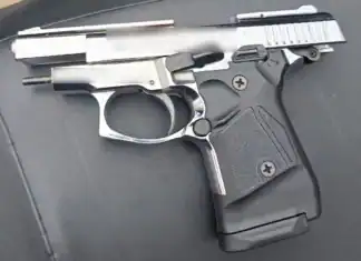 2 συλλήψεις από αστυνομικούς της Άμεσης Δράσης για κατοχή αεροβόλου τυφεκίου και πιστολιού-ρέπλικας σε Πέραμα και Γλυφάδα