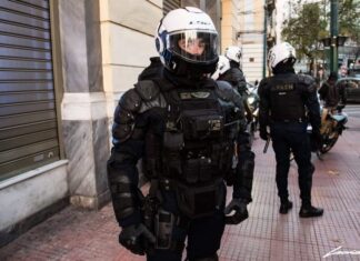 40χρονος αλλοδαπός διέρρηξε 4 σταθμευμένα οχήματα στην περιοχή των Εξαρχείων