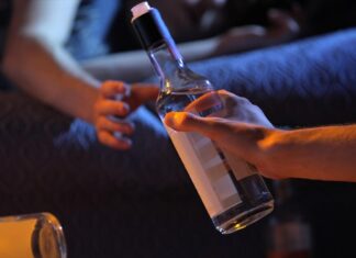 Χανιά: Ανήλικη στο νοσοκομείο μετά από κατανάλωση αλκοόλ – Συνελήφθησαν η μητέρα της και ο ιδιοκτήτης καταστήματος