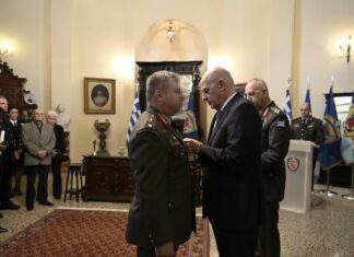Παρουσία Ν. Δένδια στην τελετή απονομής του Μεταλλίου Εξαιρέτου Πράξεως στα στελέχη των Ενόπλων Δυνάμεων της ελληνικής αποστολής στη Λιβύη
