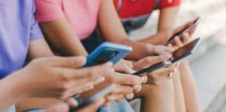 Reuters: Η Ελλάδα ετοιμάζεται να απαγορεύσει τα social media για ανηλίκους κάτω των 15 ετών