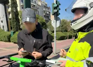 Έλεγχοι για τη χρήση προστατευτικού κράνους για την πρόληψη οδήγησης Ελαφριών Προσωπικών Ηλεκτρικών Οχημάτων (video)