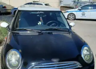 Είχε τη μουσική στη διαπασών στο αυτοκίνητο και φόρεσε χειροπέδες