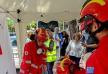 Διασώστες σε Άσκηση Ετοιμότητας για Σεισμό στο Δημαρχείο Ηρακλείου Αττικής (βίντεο)