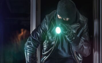 Ενέργειες που πρέπει να κάνετε για να προστατέψετε το σπίτι σας από διαρρήκτες όταν λείπετε