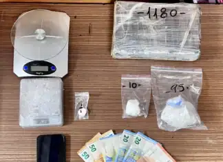 Χειροπέδες σε 25χρονο με πάνω από ένα κιλό κοκαΐνη – Εκκρεμούσε ένταλμα για ληστεία και εκβίαση