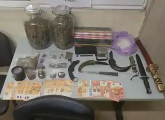 Χειροπέδες σε μάνα και γιο στην Κυψέλη: Είχαν μετατρέψει το σπίτι τους σε «οπλοστάσιο» και καβάτζα ναρκωτικών