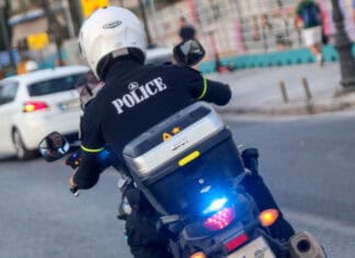 Καταδίωξη στον Κορυδαλλό: 25χρονος εμβόλισε μηχανή της ΔΙ.ΑΣ. και τραυμάτισε αστυνομικό