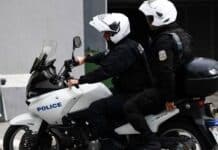 Ασπρόπυργος: Άγρια καταδίωξη κλεμμένου αυτοκινήτου – Χειροπέδες σε άντρα και γυναίκα