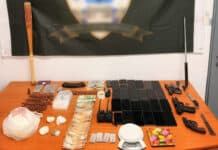 Αττική: Εξαρθρώθηκε το «καρτέλ με τους ασυρμάτους» – Στο φως οι κρυπτογραφημένες συνομιλίες και ο 39χρονος εγκέφαλος (βίντεο)