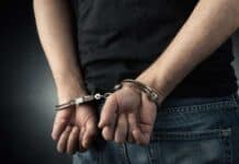 Χειροπέδες σε 26χρονο που έσπαγε βιτρίνες με φρεάτια στη Νέα Ιωνία – Είχε ρημάξει την αγορά