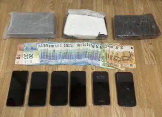 Χειροπέδες σε τρία άτομα στην Αττική για πάνω από 3 κιλά κοκαΐνης – Επεισοδιακή σύλληψη με καταδίωξη