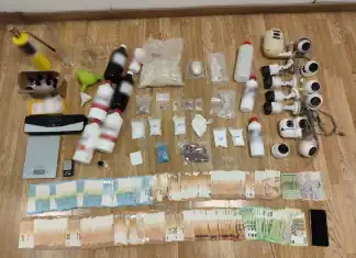 Χειροπέδες σε τρεις ντίλερ με «σούπερ μάρκετ» σκληρών ναρκωτικών στην Αττική – Στα €125.000 τα κέρδη τους