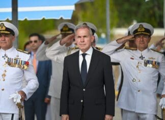 Απονομή πτυχίων από τον Θανάση Δαβάκη στην Ορκωμοσία Νέων Κελευστών και Λοχιών στη ΣΜΥΝ