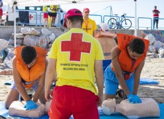 Ο Ε.Ε.Σ. διοργάνωσε με επιτυχία μεγάλη δράση ενημέρωσης για την ασφάλεια στο νερό στο Π. Φάληρο (βίντεο)