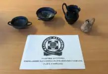Γλυφάδα: Αρχαία αντικείμενα εντοπίστηκαν σε σπίτι 69χρονου – Χειροπέδες για αρχαιοκαπηλία