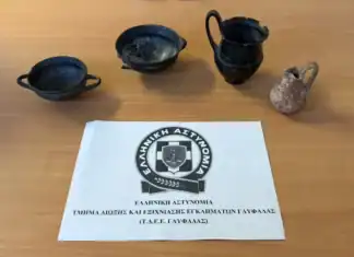 Γλυφάδα: Αρχαία αντικείμενα εντοπίστηκαν σε σπίτι 69χρονου – Χειροπέδες για αρχαιοκαπηλία