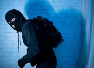 «Σημαδεύουν» τις πόρτες με σιλικόνη: Το αθόρυβο κόλπο των διαρρηκτών την περίοδο των αδειών