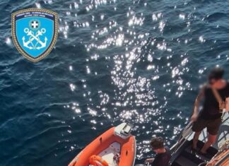 Δραματική επιχείρηση διάσωσης στη Λήμνο: 59 λουόμενοι απεγκλωβίστηκαν από παραλία λόγω φωτιάς