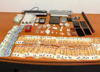 Αθήνα: Χειροπέδες σε τρία άτομα για διακίνηση ναρκωτικών – Έφοδος της ΕΛ.ΑΣ. σε «καβάτζα» στο κέντρο