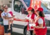 Στο πλευρό των τουριστών ο Ερυθρός Σταυρός στην Ακρόπολη, διένειμε νερά και είδη προστασίας από τον ήλιο (βίντεο)