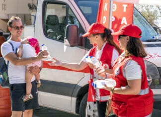 Στο πλευρό των τουριστών ο Ερυθρός Σταυρός στην Ακρόπολη, διένειμε νερά και είδη προστασίας από τον ήλιο (βίντεο)