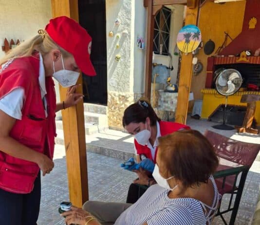 Ε.Ε.Σ.: Νοσηλευτικό προσωπικό και κοινωνικοί λειτουργοί – ψυχολόγοι στις πυρόπληκτες περιοχές της Σαλαμίνας