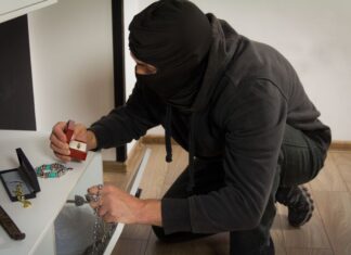 Μαγνησία: «Βγάλε τα κοσμήματα έξω γιατί θα γίνει έκρηξη» – Τρόμαξαν 75χρονη και της άρπαξαν 2.000 ευρώ