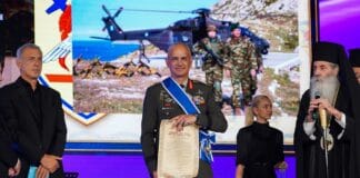 Απονομή Χρυσού Σταυρού του Πολιούχου Πειραιώς Αγ. Σπυρίδωνος στον Αρχηγό ΓΕΕΘΑ