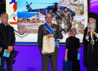Απονομή Χρυσού Σταυρού του Πολιούχου Πειραιώς Αγ. Σπυρίδωνος στον Αρχηγό ΓΕΕΘΑ