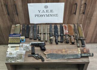 Ρέθυμνο: Οπλοστάσιο σε σπίτι 70χρονου – Συνελήφθη με Καλάσνικοφ, υποπολυβόλα και μαχαίρια